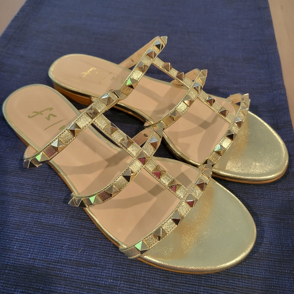 Never been worn! FS/NY gold metallic flat sandals size 8.5